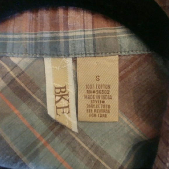 BKE Rebel's Ruffle Front Long Sleeved Shirt - Picture 3 of 3